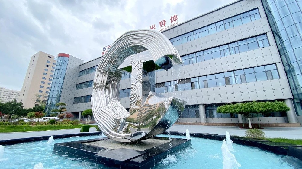 【公司动态】公司天光“敢·超”雕塑正式落成