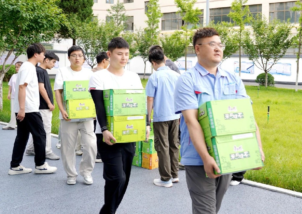 天水市总工会慰问天光半导体公司一线职工